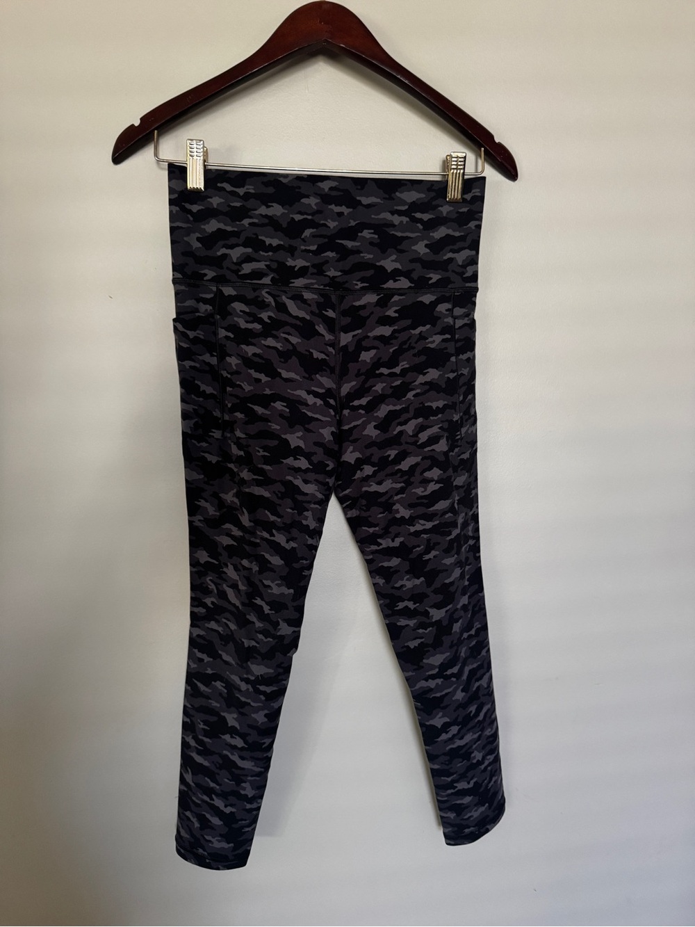 Athleta Salutation Stash Pocket II 7/8 Leggings Mini Camo Lux Black S
